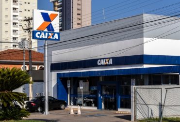 Logo da Caixa Econômica Federal e análise da LARYA Financiamento Imobiliario